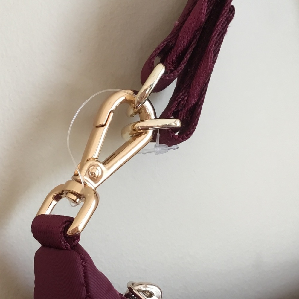 NEW Lululemon Adjustable Mini Shoulder Bag Wine Berry/Gold 3L - Picture 3 of 15